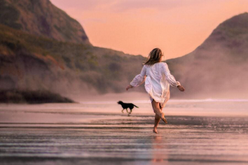 Frau-mit-Hund-am-Strand-pexels-ben-mack.jpg